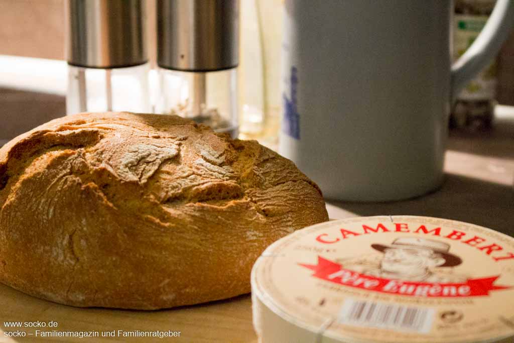 Camembert Bread Bowl: Käsefondue mal anders - socko