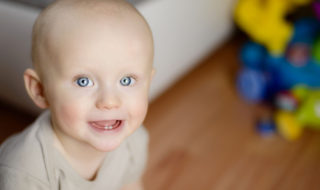 Baby Zahnen: Baby mit erstem Zahn