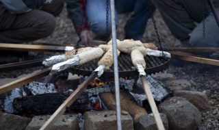 Stockbrotteig Rezept: Stockbrot am Lagerfeuer grillen und selber machen