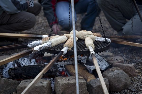 Stockbrotteig Rezept: Stockbrot am Lagerfeuer grillen und selber machen