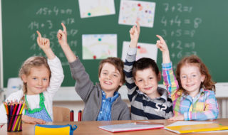 Schulwahl im deutschen Schulsystem - Kinder in der Schule melden sich