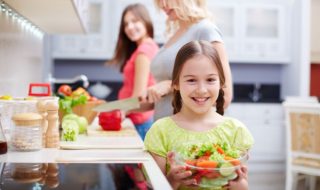 Dicke Kinder sollten mit Eltern zusammen kochen für eine ausgewogene und gesunde Ernährung