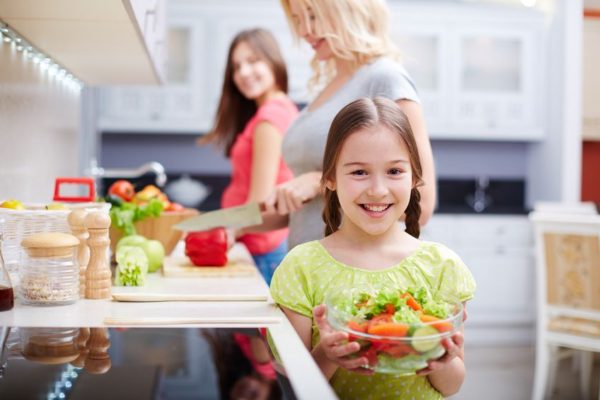 Dicke Kinder sollten mit Eltern zusammen kochen für eine ausgewogene und gesunde Ernährung