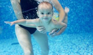 Mit dem Baby schwimmen gehen zum Babyschwimmen