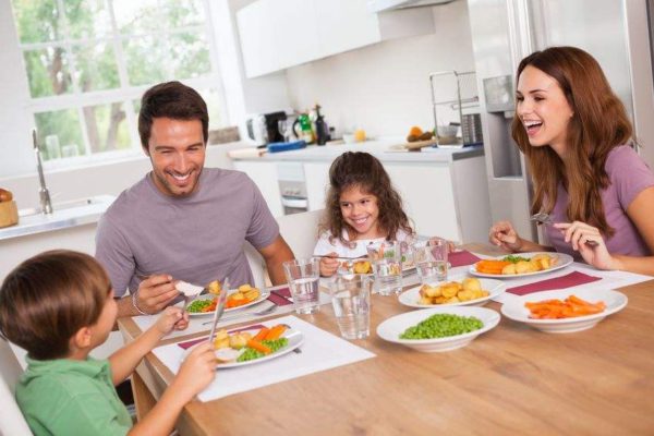 dem Kleinkind Essen bei Tisch und Tischmanieren beibringen durch Essensregeln sowie Tischregeln am Esstisch