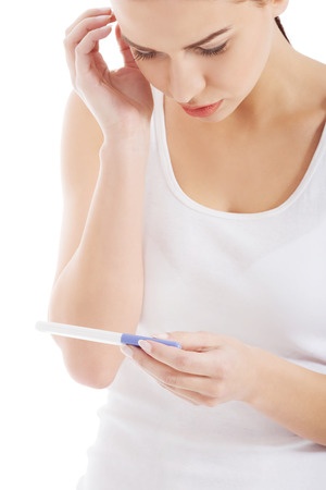 Eine Frau macht einen Schwangerschaftstest