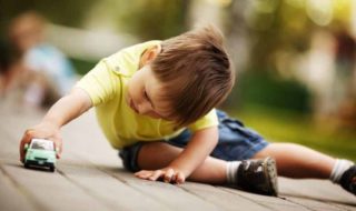 Altersgerechtes und altersgemäßes Spielzeug 1-jährige und 2-jährige Kinder