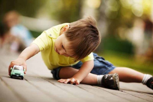 Altersgerechtes und altersgemäßes Spielzeug 1-jährige und 2-jährige Kinder