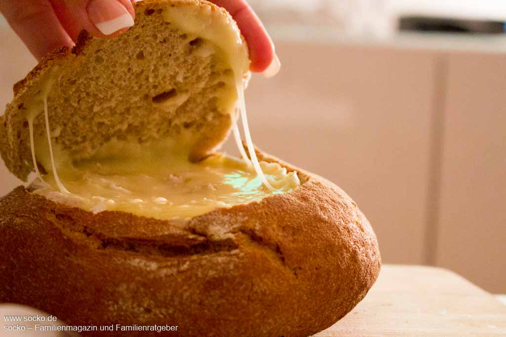 Camembert Bread Bowl: Käsefondue mal anders