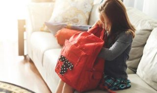 Mädchen mit coolem Kinderrucksack