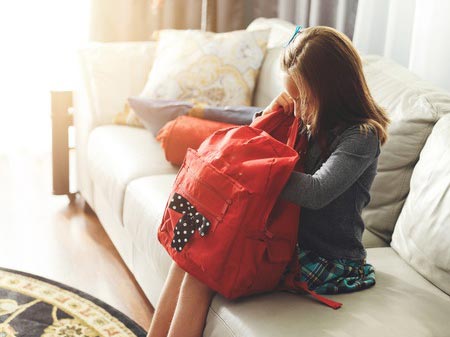 Mädchen mit coolem Kinderrucksack