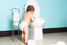 Kinder im Badezimmer