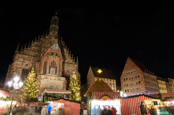 Familien Weihnachtsmarkt mit Kind in Deutschland
