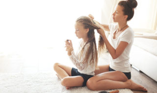 Verfilzte Haare bei Kindern kämmen und entwirren