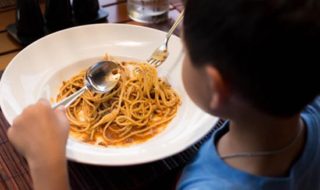 Mit Besteck essen lernen