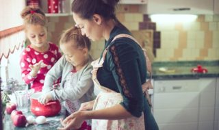 Kinder helfen gemeinsam im Haushalt