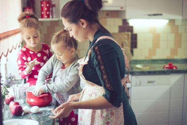 Kinder helfen gemeinsam im Haushalt