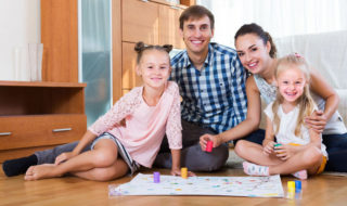 Gesellschaftsspiele mit der Familie und den Kindern