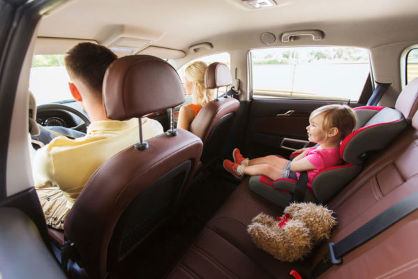 Spielzeug im Auto für Kinder