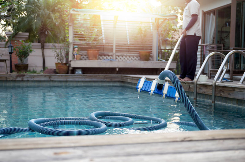 Pool auswintern: Poolreinigung für den Frühling