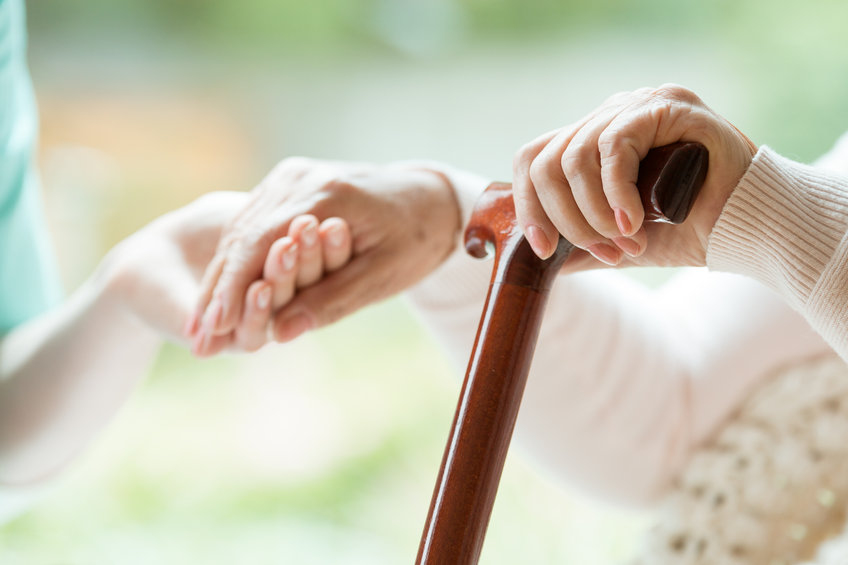 Pflege alter Menschen in der Familie – Wie ist das möglich?