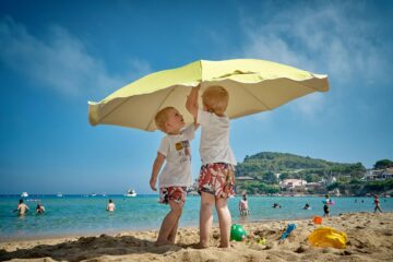 Optimal abgesichert: Darum ist eine Reiserücktrittsversicherung für Familien sinnvoll