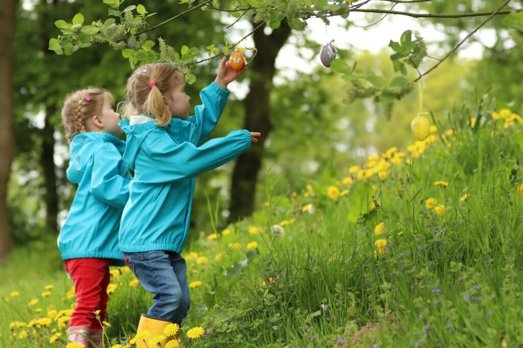 Kinder spielen im Garten